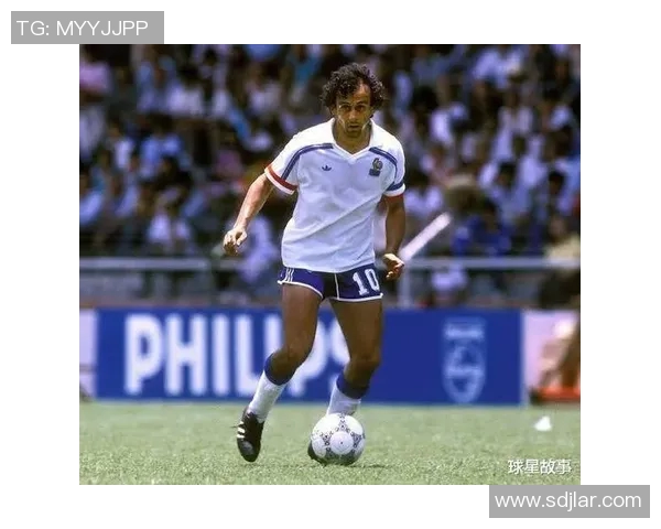 球场上闪耀的足球明星是谁他们的传奇故事与辉煌成就揭秘